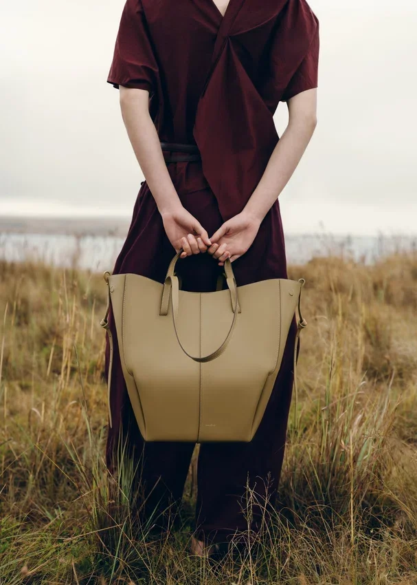 Cyme Tote Edition – teksturowana, w kolorze dymnej oliwki