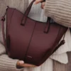 Cyme Tote Nano Edition – teksturowana czarna wiśnia