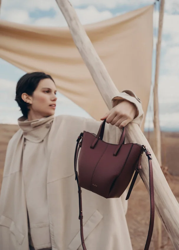 Cyme Tote Nano Edition – teksturowana czarna wiśnia