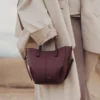 Cyme Tote Nano Edition – teksturowana czarna wiśnia