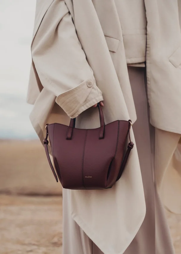 Cyme Tote Nano Edition – teksturowana czarna wiśnia