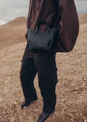 Cyme Tote Nano Edition – teksturowana czarna z ecruowymi szwami