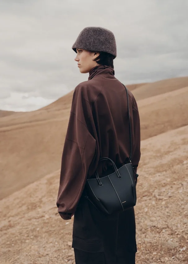 Cyme Tote Nano Edition – teksturowana czarna z ecruowymi szwami