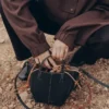 Cyme Tote Nano Edition – teksturowana czarna z ecruowymi szwami