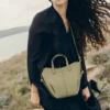 Cyme Tote Nano Edition – teksturowana lipa