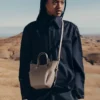 Cyme Tote Nano Edition w kolorze teksturowanego taupe
