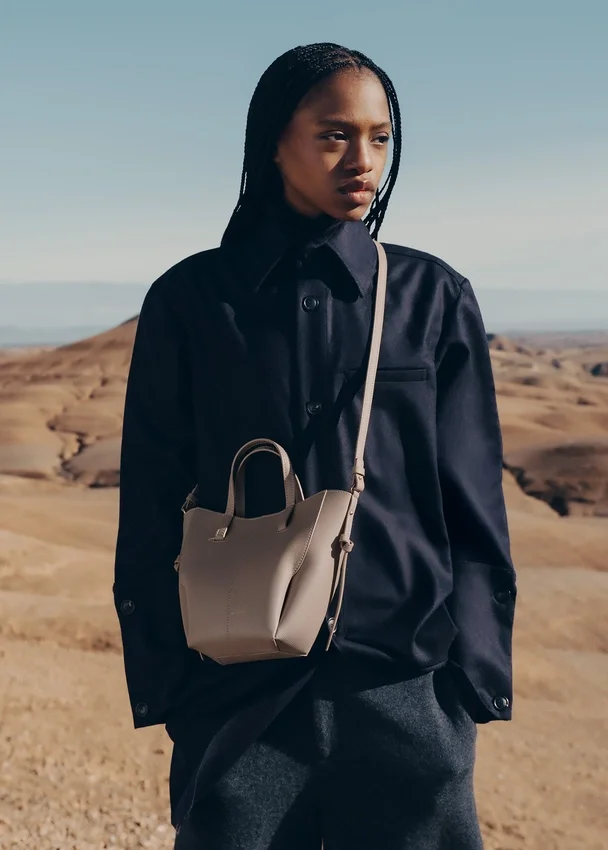Cyme Tote Nano Edition w kolorze teksturowanego taupe