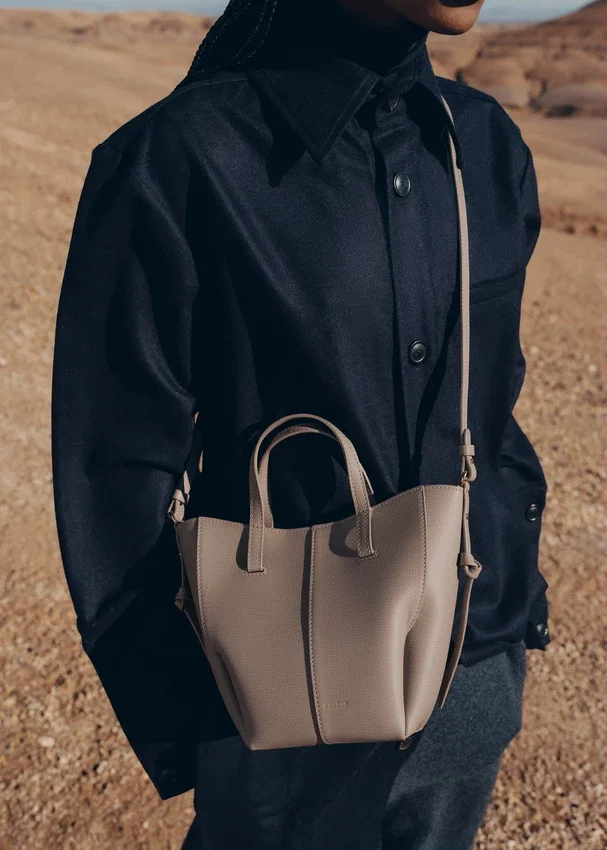 Cyme Tote Nano Edition w kolorze teksturowanego taupe