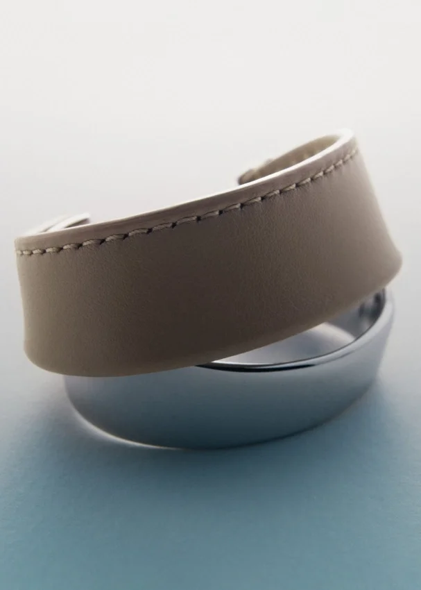 Edycja Ormé Cuff – srebro pokryte rodem z taupe skórą