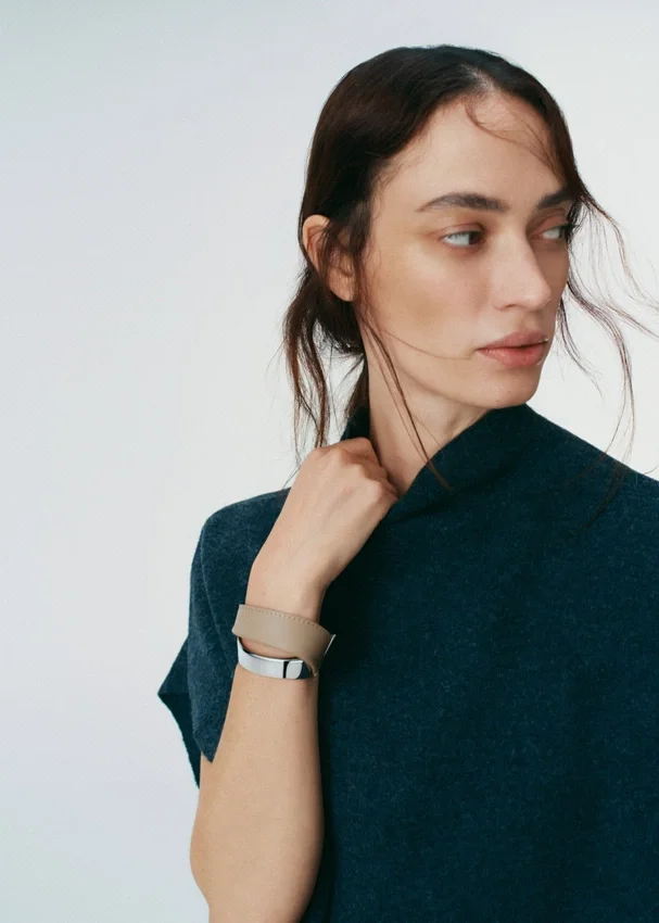 Edycja Ormé Cuff – srebro pokryte rodem z taupe skórą