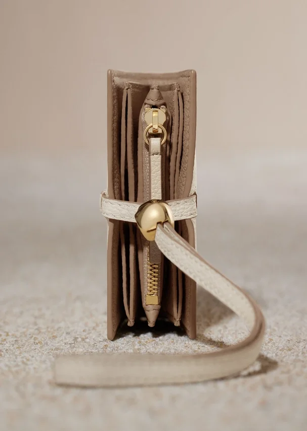 Etui na karty Kayé z serii Textured Duo w kolorze Chalk