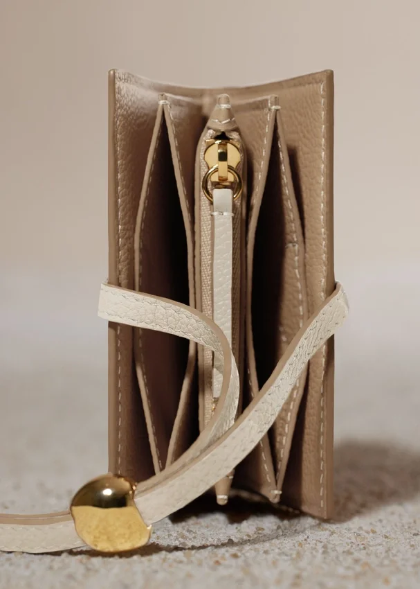 Etui na karty Kayé z serii Textured Duo w kolorze Chalk