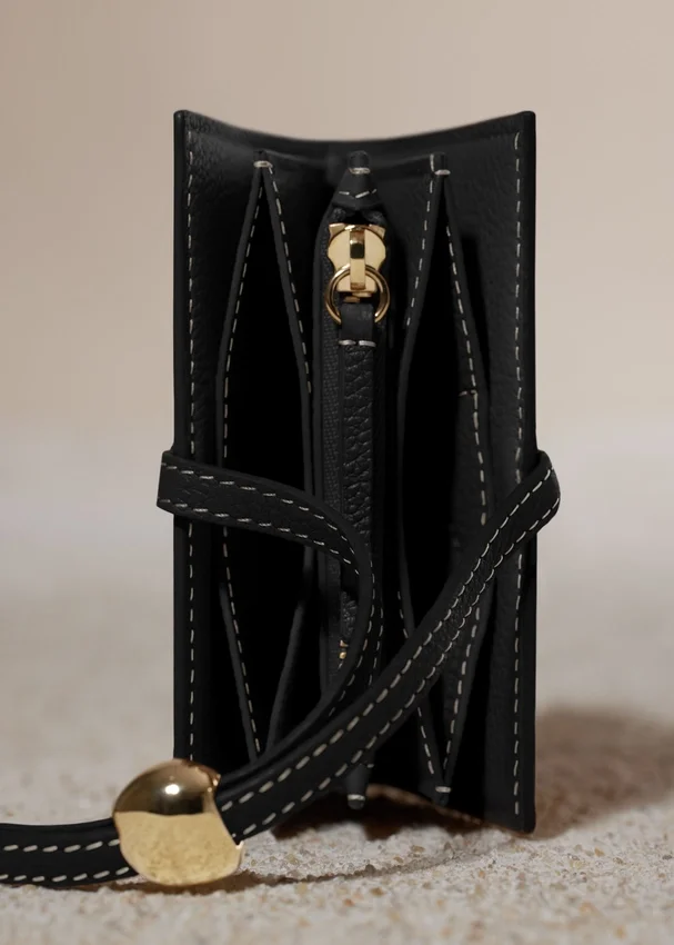 Etui na karty Kayé z serii Textured w kolorze czarnym