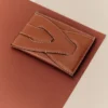 Etui na karty Nodde, wersja w kolorze koniakowym