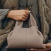 Numéro Neuf Mini Edition – teksturowana taupe