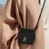 Numéro Sept Crossbody – wersja portfelowa, czarna z fakturą