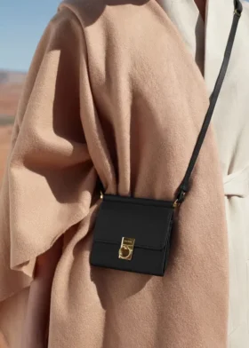 Numéro Sept Crossbody – wersja portfelowa, czarna z fakturą