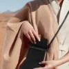 Numéro Sept Crossbody – wersja portfelowa, czarna z fakturą