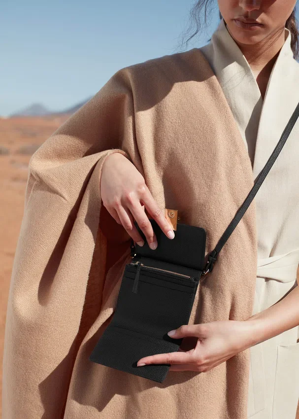 Numéro Sept Crossbody – wersja portfelowa, czarna z fakturą
