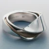 Pierścionek Ormé z serii „Silver in rhodium” z taupe skórą