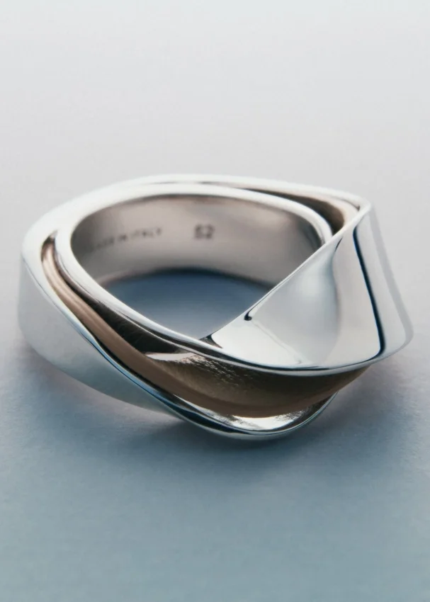 Pierścionek Ormé z serii „Silver in rhodium” z taupe skórą