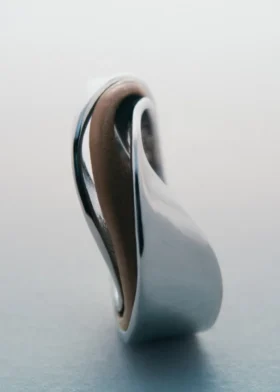 Pierścionek Ormé z serii „Silver in rhodium” z taupe skórą