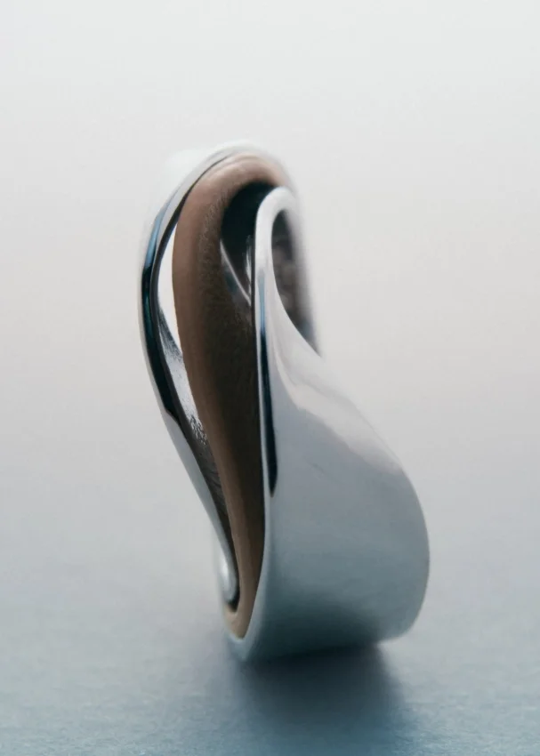 Pierścionek Ormé z serii „Silver in rhodium” z taupe skórą