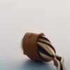 Wisiorek Ormé w wersji pozłacanej z dodatkiem skóry w kolorze camelowym